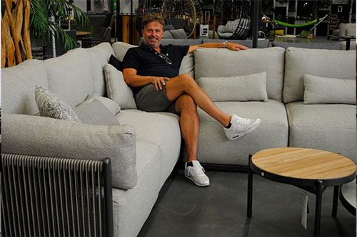 Angelo in de showroom